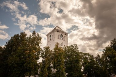 Jelgava Aziz Üçlemesi kilise kulesi Jelgava, Letonya 'da bulutlu bir öğleden sonra. Jelgavas svetas trisvienibas baznicas tornis eski bir kilise kulesidir..