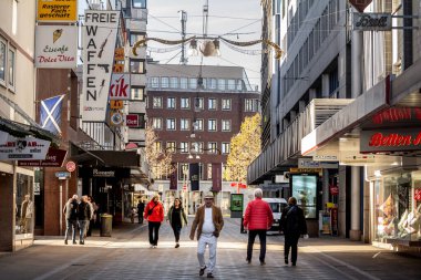 KOLOGNE, ALMANY - 6 Kasım 2022 Westenhellweg Panoraması, dükkanlar ve mağazalar açıldı ve insanlar alışveriş yapıyor. Westenhellweg, Dortmund Altstadt 'ın ana caddesi, Old Town' da bir alışveriş caddesi..