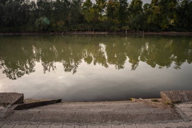 Pancevo, Sırbistan 'daki Pancevacki Kej Quay' den Tamis Nehri Manzarası. Tamis, Sırbistan ve Romanya 'da bir nehirdir..