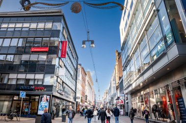 KOLOGNE, ALMANY - 6 Kasım 2022 Westenhellweg Panoraması, dükkanlar ve mağazalar açıldı ve insanlar alışveriş yapıyor. Westenhellweg, Dortmund Altstadt 'ın ana caddesi, Old Town' da bir alışveriş caddesi..