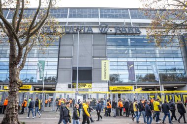 DORTMUND, GERMANY - NOVEMBER 5, 2022: Dortmund 'un ana futbol kulübü BVB Borussia Dortmund' un stadyumu olan Signal Iduna Park veya Westfalen Stadyumu 'nun önündeki kalabalık.
