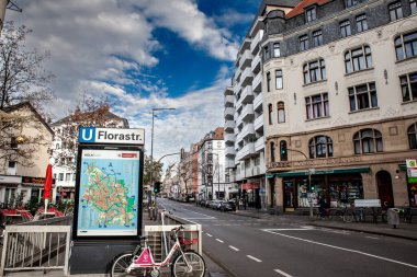 KOLOGNE, GERMANY - 6 Kasım 2022 Florastrasse 'deki Köln U-Bahn istasyonunun işareti. Nippes, Köln şehir merkezinin bir yerleşim bölgesidir..