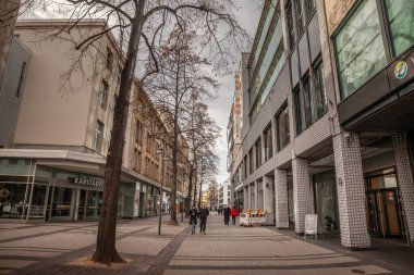 COLOGNE, ALMANY - 6 Kasım 2022: Breite Caddesi Panoraması, boş, dükkanları ve mağazaları Pazar günleri kapalı. Breite Caddesi bir alışveriş caddesi, Koln Altstadt 'ın ana caddesi, Köln Eski Kasabası..