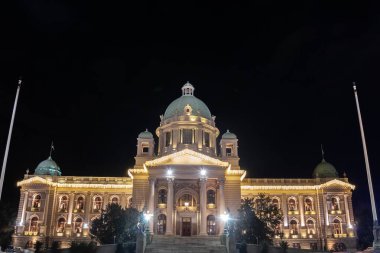 Sırbistan Ulusal Meclisi 'nin seçici bulanıklığı Belgrad' da, Sırbistan 'ın geceleri. Adı Narodna Skupstina, Sırbistan Ulusal Meclisi ve parlamentonun merkezi..