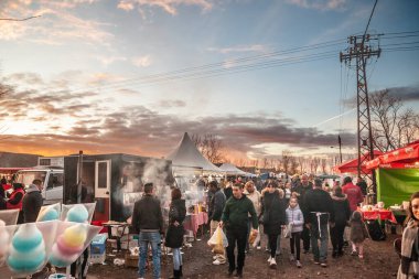 KACAREVO, SERBIA - 7 Şubat 2024: Sırbistan 'ın tarım bölgesi Voyvodina' da tutulan sosis ve tedavi görmüş et pazarı olan Kobasicijada 'nın kalabalık bir sokaktaki kalabalığın seçici bulanıklığı.
