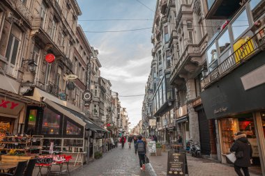 LIEGE, BELGIQUE - 9 Kasım 2022: Liege şehir merkezinin alışveriş caddesi Rue Pont d 'avroy' daki seçici bulanıklık, eski binaların, dükkanların ve butiklerin ön cepheleriyle.