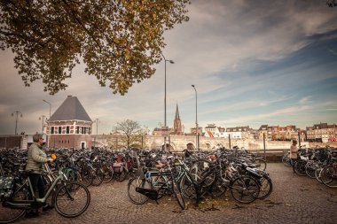 MAASTRICHT, NETHERLANDS - 10 Kasım 2022: Bisikletli seçici bulanıklık, Maastricht şehir merkezinde, yaya yolu kenarında bir bisiklet parkına park edilmiş. Bisiklet ve bisikletler Hollanda 'nın bir sembolüdür..