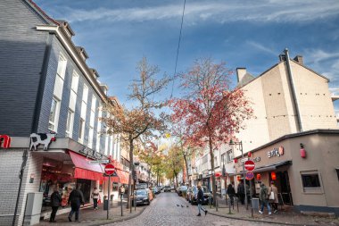 WUPPERTAL, GERMANY - 11 Kasım 2022: Wuppertal, Almanya 'da Friedrich Ebert Caddesi' nin Wuppertal 'daki manzarası ve Wuppertal şehir merkezindeki mağazaları ve dükkanları.