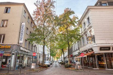 WUPPERTAL, GERMANY - 11 Kasım 2022: Wuppertal, Almanya 'da Friedrich Ebert Caddesi' nin Wuppertal 'daki manzarası ve Wuppertal şehir merkezindeki mağazaları ve dükkanları.