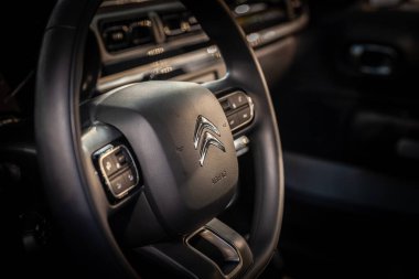BELGRAD, SERBIA - 23 Mart 2024: Citroen bir arabanın direksiyon simidi üzerindeki Citroen logosu. Citroen bir Fransız arabası ve otomotiv üreticisi, dünya çapında yayılmış, stellantis 'in bir parçası..
