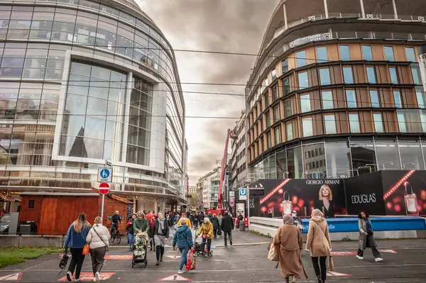 stock image DUSSELDORF, GERMANY - NOVEMBER 7, 2022: Pedestrians walking in city center of Dusseldorf, Germany, in front of a shopping street with stores and shops. Dussedorf is a german economic & financial hub.