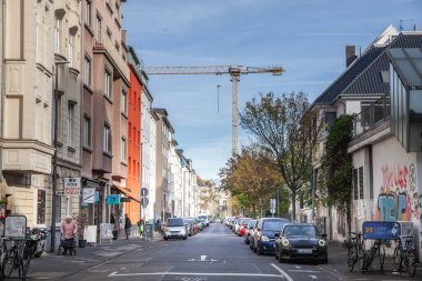 COLOGNE, GERMANY - 12 Kasım 2022: Mulheim 'daki Rhodiusstrasse Sokak Manzarası, Koln Residential Buildings and Urban Life