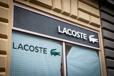 BELGRAD, SERBIA - 21 Mart 2024: Belgrad 'daki ana mağazalarında Lacoste Logosu. Lacoste, giysi, ayakkabı, gözlük, deri eşya, parfüm, havlu ve saat satan Fransız bir giyim şirketidir..