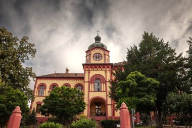 Karlovacka gimnazija 'nın ya da Karlovci spor salonunun ana cephesi. Sremski Karlovci 'nin lise ve ortaokulu, 1791' de Avusturya Macar mimarisinin önemli bir simgesi olarak inşa edilmiştir..