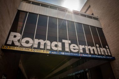ROME, ITALY - 15 Haziran 2024: Roma Termini Tren İstasyonunun Işığa Ana Girişi. Roma Terminali Roma 'nın ana tren istasyonu ve İtalyan demiryollarının merkezidir..