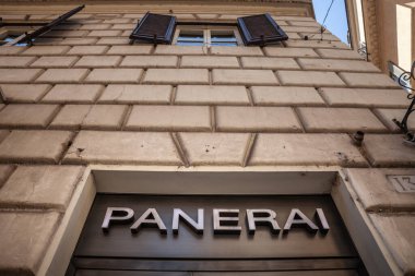 Roma, İtalya - 15 Haziran 2024 Roma 'daki dükkanlarında Panerai Logosu. Panerai bir İtalyan lüks saat markası..