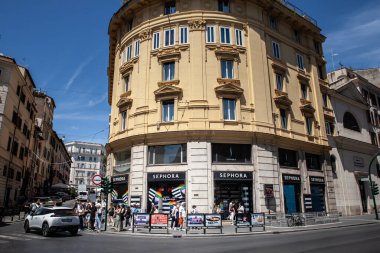 Roma, İtalya - 15 Haziran 2024 Roma 'da Sephora Mağazası önü, logoları. Sephora, kozmetik ve cilt bakım ürünleri satan bir Fransız markası..