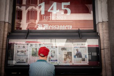 ROME, ITALY - 15 Haziran 2024: Roma 'da Il Messaggero Gazetesi okuyan bir adamın ofisinde seçici bulanıklık. Il messaggero, Roma gazeteciliğinde uzmanlaşmış bir İtalyan gazetesidir..