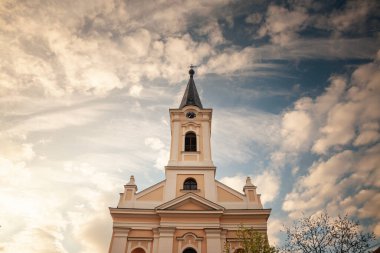 Küçük bir Sırp ortodoks kilisesinde seçici bulanıklık, Banat bölgesinde, Voyvodina 'da, alacakaranlıkta güneşli bir gökyüzü ile birlikte bir austro Macar mimarisi. Sırbistan çoğunlukta ortodoks.