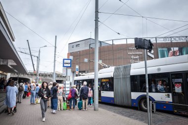 RIGA, LATVIA - 25 AĞUSTOS 2023: İnsanlar Riga otobüs sisteminden havaalanına giden bir otobüse binmek için bekliyorlar. Rigas Satiksme tarafından işletilen, riga toplu taşıma sisteminin bir parçası.