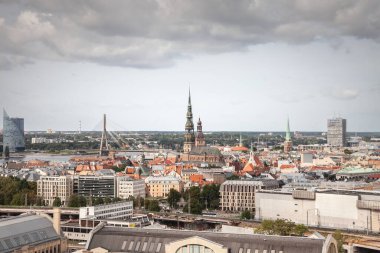 RIGA, LATVIA - 25 AĞUSTOS 2023: Riga Şehir Merkezi Hava Panoraması. Tarihi ve modern mimari ile çarpıcı şehir manzarası Letonya 'nın başkentinin özünü yakalıyor..