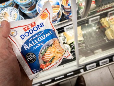 BELGRAD, SERBIA - 21 Mart 2024: Belgrad 'da satılık Halloumi Peyniri üzerinde logo dodoni. Dodoni, peynir ve süt üzerine uzmanlaşmış bir Yunan süt ürünleri markası..
