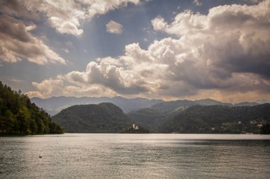 Slovenya 'da Blejsko ostrvo' nun önündeki panoramik manzara, Bled Gölü veya Blejsko Jezero 'da, Maria kilisesi varsayımıyla, cerkev marijinega vnebovzetja.