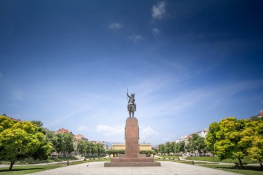 Kralj Tomislav 'ın heykeli, ya da Kral Tomislav, Trg kralja Tomislava meydanında, Zagreb şehir merkezinin ana parkı ve büyük bir dönüm noktası. Hırvatistan 'ın büyük bir anıtı olan anıt, 1933 yılında açıldı..