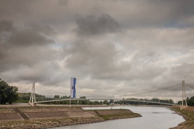 Hırvatistan 'ın Osijek kentinde yer alan ve Pedestrian Köprüsü, diğer adıyla En Çok Mladosti, Osijek armasını bayrakta taşıyan gençlik köprüsü. Slavonya 'nın en büyük kentlerinden biridir..