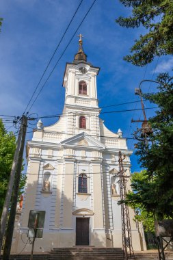 Bela Crkva 'daki Aziz Ana Katolik Kilisesi' nin Panoraması, Sırbistan 'ın Voyvodina eyaletinin başkenti Banat' ın önemli bir simgesi olan rimokatolicka crkva svete ane olarak da bilinir..