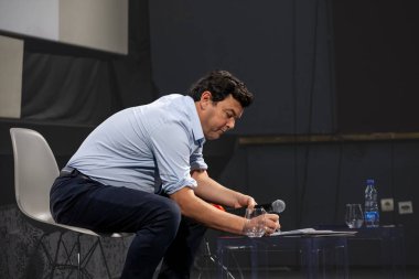 BELGRAD, SERBIA - 26 Ekim 2023: Sırbistan 'daki bir konferanstan önce Thomas Piketty' nin gülümsemesi konusunda seçici bulanıklık. Thomas Piketty, eşitsizlik üzerine uzmanlaşmış Fransız bir ekonomist..