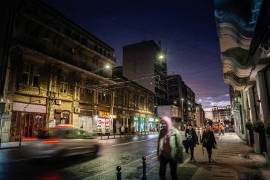 BELGRAD, SERBIA - 21 Mayıs 2024: Belgrad 'da Nighttime Vase Carapica Caddesi manzaralı Panorama, Belgrad' ın yıldızlı yüksek lisans bölgesinde hızla geçen yayalar, tarihi merkez.