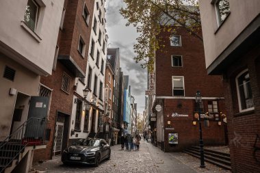 Kolomb, Almanya - 6 Kasım 2022 Köln 'deki Buttermarkt Sokak Manzarası. Koln Altstadt 'ta dar bir kaldırım taşı caddesi, kolonya tarihi şehir merkezi..
