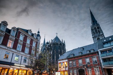 AAÇEN, ALMANY - 8 Kasım 2022: Aachen Katedrali eski kasabadan yerleşim binaları ile görüldü. Aachen Katedrali veya Aachener Dom, Almanya 'da Aachen & bir katolik kilisesinin ana simgesidir..