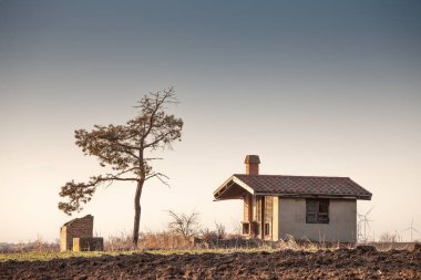 Sırbistan 'ın Voyvodina kentinin kırsal kesiminde, alacakaranlıkta, doğal bir ortamda bir hafta sonu evi olarak kullanıldı..
