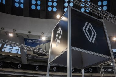 BELGRAD, SERBIA - 23 Mart 2024: Belgrad 'ın ana bayiliğinde Renault logosu. Renault, Renault Grubu 'nun bir parçası olarak dünya çapında yayılmış bir Fransız otomobil ve otomotiv üreticisi..