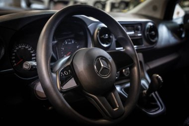 BELGRAD, SERBIA - 21 Mart 2024: Mercedes Benz 'in direksiyon simidi üzerindeki logosu. Mercedes bir Alman otomobil üreticisi..