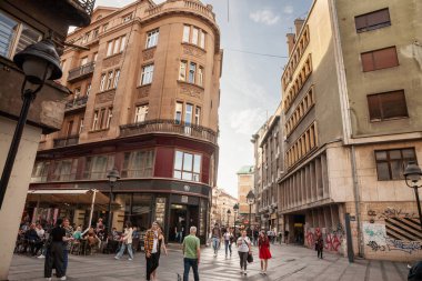 BELGRAD, SERBIA - 21 Mart 2024: Cika Ljubina Caddesi, kalabalık. Şehrin Stari Grad bölgesindeki ana yaya yolları ve turistik merkezlerinden biridir..