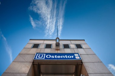 DORTMUND, ALMANY - 7 Kasım 2022: ostentor durağında Dortmund U-Bahn 'in işareti. Dortmund U-Bahn ya da Dortmund Stadtbahn, şehir tramvay ve tren sistemidir..