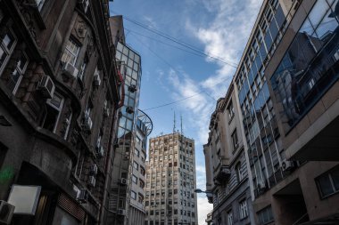 Belgrad şehir merkezindeki saray Arnavutları (Palata Albanija) Sremska Ulica 'nın yaya caddesinden görüldüler. 1939 'da açılan bu bina, Terazije ilçe ve Belgrad merkezinin mimari simgesidir..