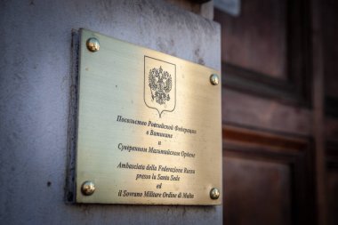 Roma, İtalya - 15 Haziran 2024 Rus Büyükelçiliği 'nin Kutsal Makam' a imzası. Plaket, Rusya 'nın diplomatik ilişkileri ve Vatikan' daki uluslararası varlığı temsil ediyor..
