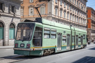 Roma, İtalya - 15 Haziran 2024 Roma Tramvayı Şehir Merkezi. ATAC tarafından yönetilen, Roma 'da ulaşım ve toplu taşımanın önemli bir unsurudur..