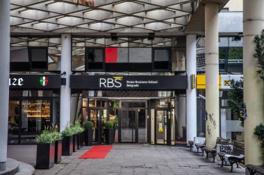 BELGRAD, SERBIA - 21 Mart 2024: Belgrad kampüsündeki Roma İşletme Okuluna Giriş. Roma işletme okulu bir İtalyan yüksek öğrenim kurumudur..