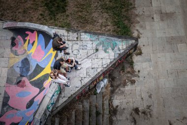 BELGRAD, SERBIA - 21 Mayıs 2024: Belgrad 'da Merdivenlerde Oturan Genç Sırp Halkı, sosyalleşiyor ve dostluk inşa ediyor. Sırbistan nüfusunun yaşlanmasıyla mücadele ediyor