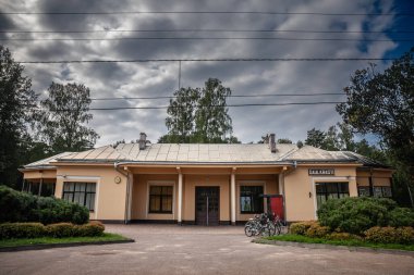 Yazın Letonya 'daki Saulkrasti Tren İstasyonu. Saulkrasti, Letonya 'nın Baltık Denizi kıyısında, Letonya demiryollarıyla birbirine bağlı bir deniz tatil köyü..
