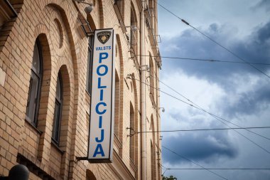 RIGA, LATIVA - 21 AĞUSTOS 2023: Riga caddesindeki ana polis karakolunda Letonya eyalet polisinin işareti. Aynı zamanda Letvijas Valsts polisi olarak da bilinir. Bir kolluk kuvveti..