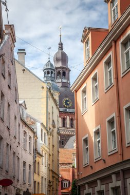 Vecriga, Old Riga, Letonya 'daki tarihi Ortaçağ Binaları, Vecpilseta' daki tarihi merkez, Vecriga 'daki dar bir sokaktan Riga Dome Katedrali ile Letonya' nın tarihi başkenti..