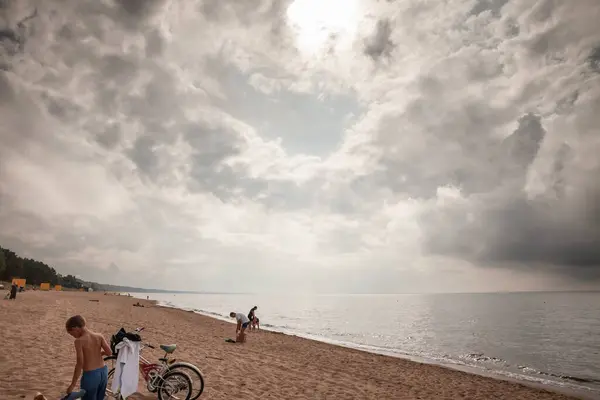 Stock image SAULKRASTI, LATVIA - AUGUST 21, 2023: People enjoying day at Saulkrasti beach in Latvia (Saulkrastu Pludmale), on baltic sea, on a cloudy afternoon. Saulkrasti is sea resort of Latvia in baltic states.