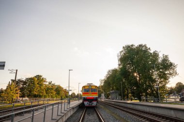 SIGULDA, LATVIA - 21 AĞUSTOS 2023: Bölgesel trende seçici bulanıklık, LDZ Latvijas Dzelzcels Pasazieru Vilciens latvian demiryolları Sigulda 'dan Riga' ya kalkmaya hazır.