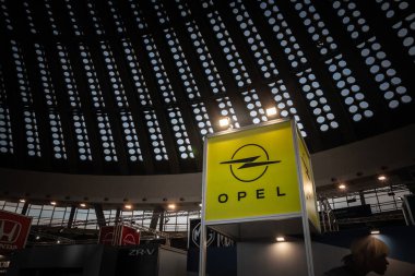 Belgrad, Sırbistan - 23 Mart 2024: Sırbistan 'ın Belgrad kentindeki bayilikleri önünde Opel Logosu. Stellantis 'in bir parçası olan Opel, Alman otomotiv üreticisi..